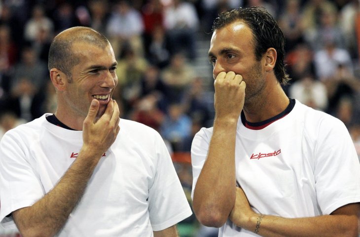 Pemain Timnas Prancis, Zinedine Zidane bersama Christophe Dugarry berbincang usai memenangkan Piala Dunia 1998 (AFP)