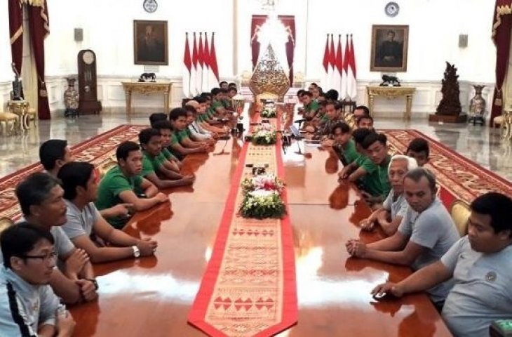 Skuat serta ofisial Timnas Indonesia U-16 bertemu Presiden Jokowi di Istana Merdeka, Jakarta Pusat, Kamis (4/10/2018). [Suara.com / Dwi BOWO RAHARJO]