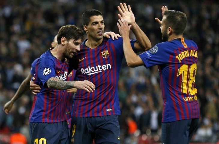 Lionel Messi, Luis Suarez dan Jordi Alba merayakan gol keempat Barcelona yang dicetak Messi (Ian Kington/Ikimages/AFP)