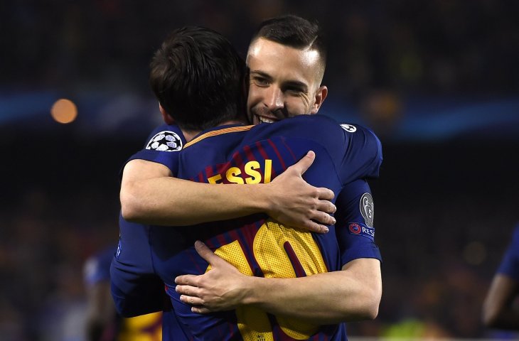 Pemain Barcelona Jordi Alba memeluk Lionel Messi (AFP)