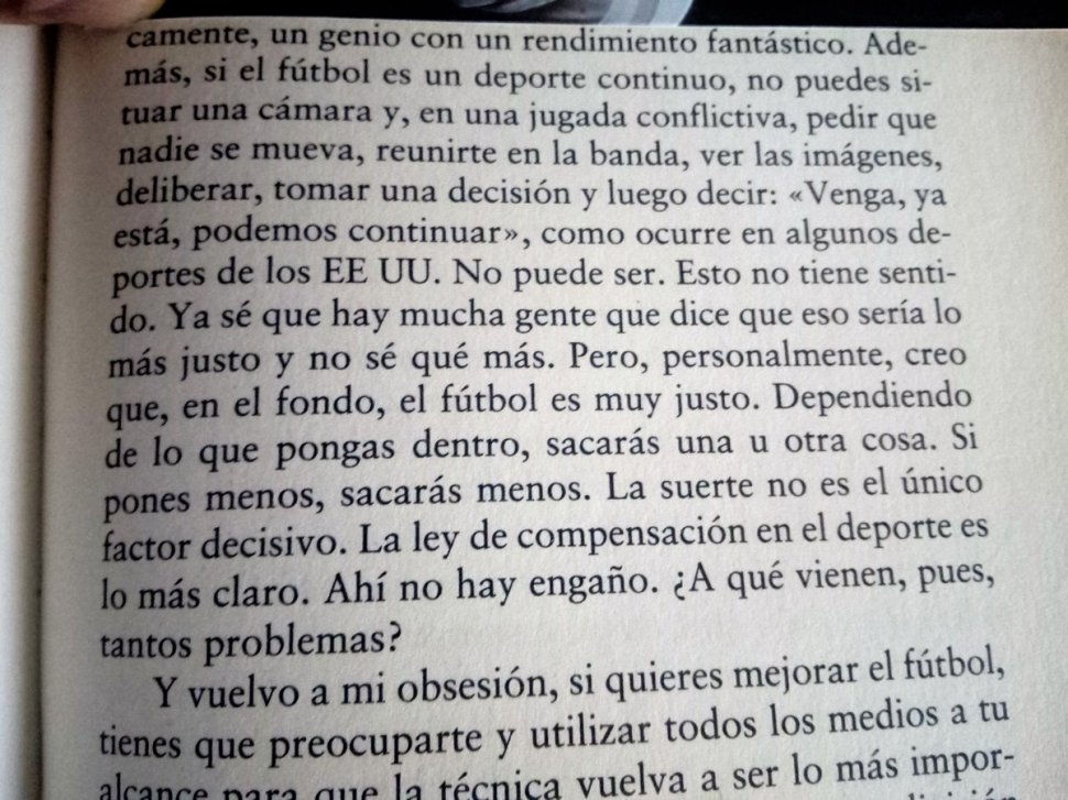 Ulasan VAR dalam buku Johan Cruyff yang berjudul Me Gusta el Futbol. (Twitter/@coachmaorrozen).