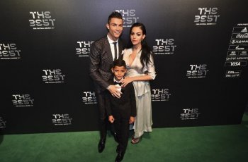 Bagikan Potret Mesra Bareng Georgina Rodriguez, Ronaldo Bikin Baper Netizen