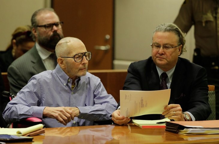 Pengusaha asal New York, Robert Durst (73) duduk disebelah pengacara David Chesnoff (AFP)