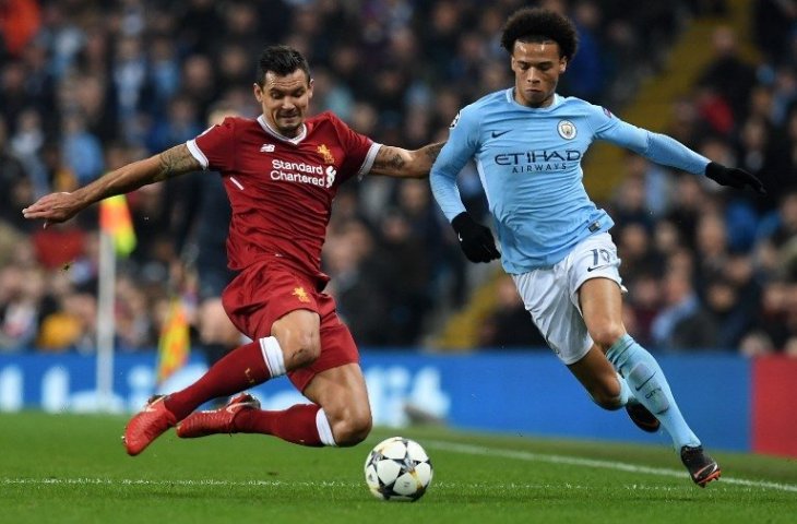 Dejan Lovren (kiri) mencoba menghentikan Leroy Sane (kanan) saat pertemuan di Liga Champions pada 10 April 2018. (Paul Ellis/AFP)