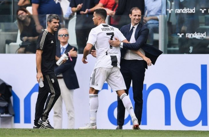 Pelatih Juventus, Massimiliano Allegri berikan selamat kepada Cristiano Ronaldo saat mencetak gol pertamanya di Serie A (Marco Bertorello/AFP)