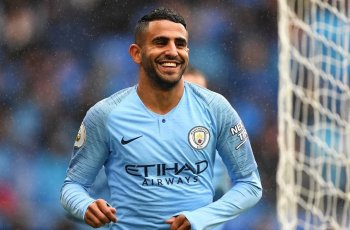 Santai Banget, Riyad Mahrez Cium Pipi Kekasih Barunya di Tempat Umum