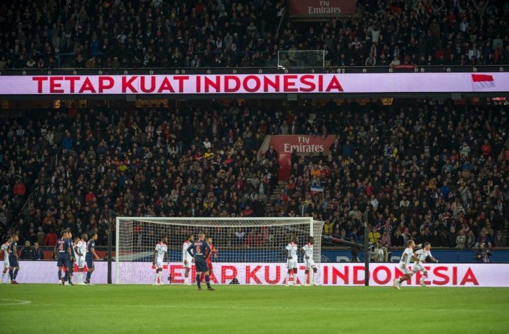 Tulisan dukungan PSG untuk masyarakat Indonesia di Parc des Princes, Minggu (7/10/2018). (Twitter/@PSGIndonesia).