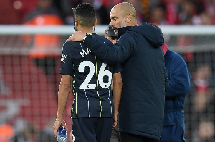 Pelatih Manchester City, Pep Guardiola menghibur Riyad Mahrez usai gagal penalti ke gawang Liverpool (AFP)