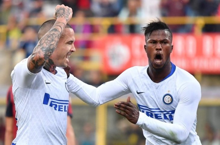 Pemain Inter Milan, Keita Balde (kanan). (Alberto Pizzoli/AFP).