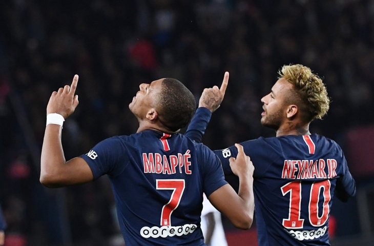 Selebrasi pemain Paris Saint Germain, Kylian Mbappe dan Neymar Jr usai mencetak gol ke gawang Lyon di pekan kesembilan Liga 1 Prancis (AFP)