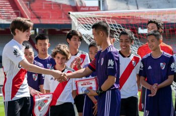 FOTO - Tim Sepak Bola Thailand yang Terjebak di Gua Main ke Olimpiade