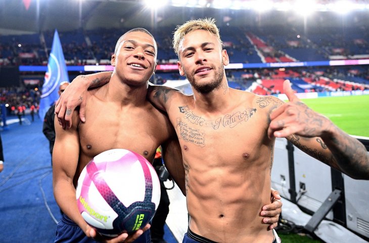 Pemain Paris Saint Germain, Kylian Mbappe dan Neymar Jr usai mengalahkan Lyon di pekan kesembilan Liga 1 Prancis (AFP)