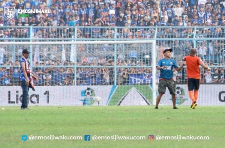 Aremania mengganggu kiper Persebaya Surabaya, Alfonsius Kelvan (EmosiJiwaku.com)