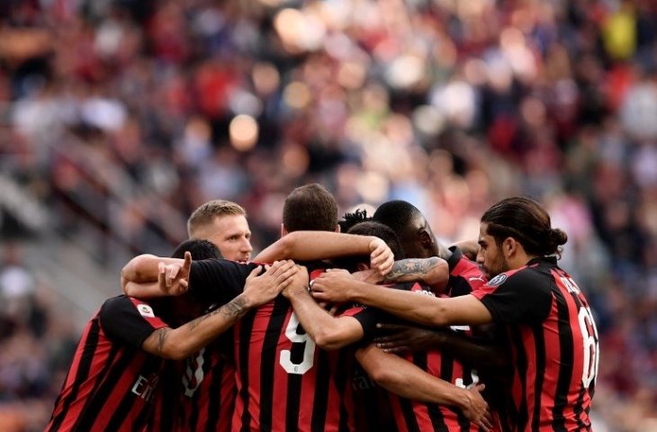 Para pemain AC Milan merayakan gol Giacomo Bonaventura saat melawan Chievo pada 7 Oktober 2018 (Marco Bertorello/AFP)