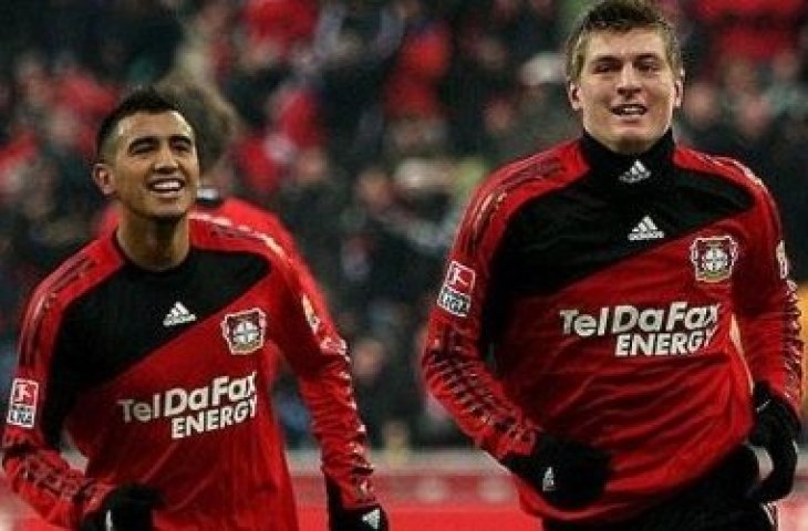 Arturo Vidal dan Toni Kroos di Bayer Leverkusen. (Twitter/@Footy).