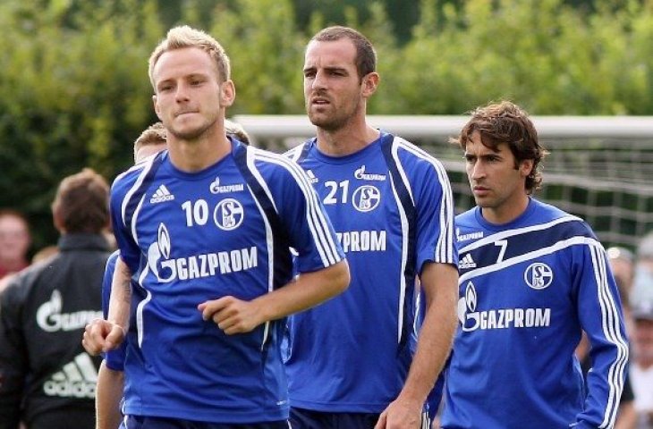 Ivan Rakitic dan Raul Gonzalez di Schalke 04. (Patrik Stollarz/AFP).