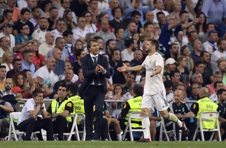 Nacho Fernandez memberikan semacam gestur kepada Julen Lopetegui ketika berhadapan dengan Atletico Madrid (Oscar Del Pozo/AFP)