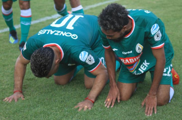 Selebrasi pemain PSS Sleman, Cristian Gonzales dan Rival Lastori usai mencetak gol ke gawang PSIM Yogyakarta di Stadion Maguwoharjo, Sleman (10/10/2018) (BOLATIMES.COM/STEPHANUS ARANDITIO)