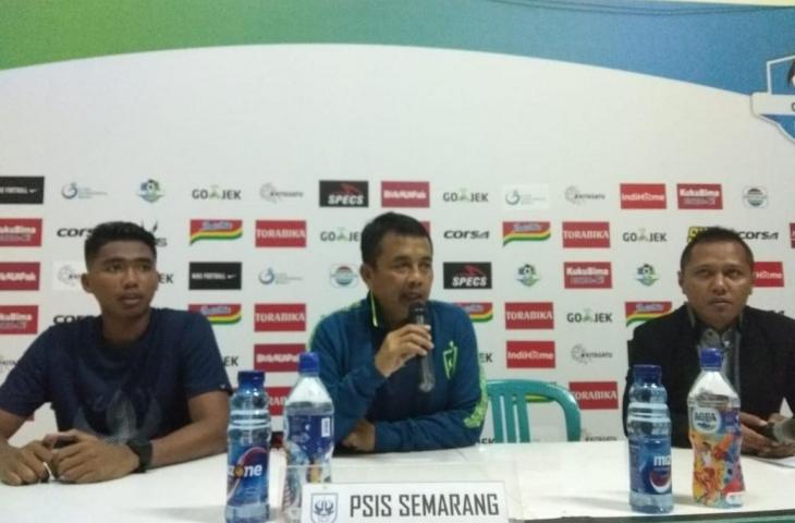 Pelatih PSIS Semarang Jafri Sastra diapit bek Muhammad Rio Saputro dan Media Officer Rian saat konferensi pers usai pertandingan lawan Barito Putera, Sabtu (13/10/2018). [Irwan Febri Rialdi/mxkd.sbs]