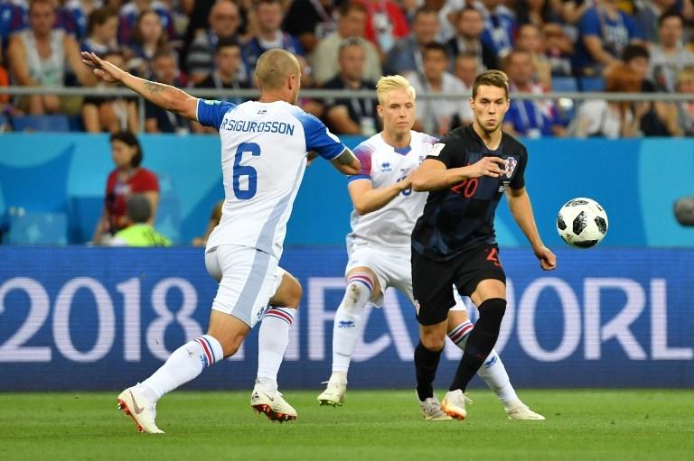 Aksi Marko Pjaca (kanan) saat bermain bersama Timnas Kroasia di Piala Dunia 2018 (Pascal Guyot/AFP)