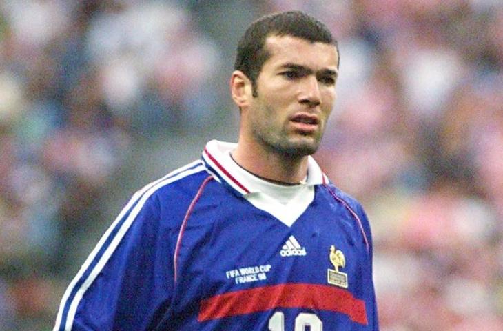 Pemain timnas Prancis, Zinedine Zidane mengontrol bola pada pertandingan semifinal Piala Dunia 1998 melawan Kroasia di Stadion Stade de France in Saint-Denis (8/7/1998) (AFP)