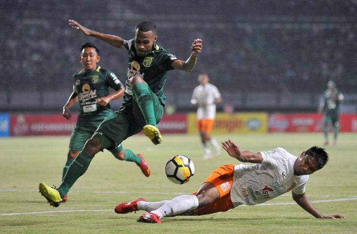 Pemain Persebaya Surabaya Ruben Sanadi (tengah) dihadang pesepak bola Borneo FC Wildansyah (kanan) dalam lanjutan Liga-1 Indonesia di Stadion Gelora Bung Tomo, Surabaya, Jawa Timur, Sabtu (13/10). Persebaya Surabaya dikalahkan Borneo FC dengan skor 0-1. (ANTARA FOTO/M Risyal Hidayat)