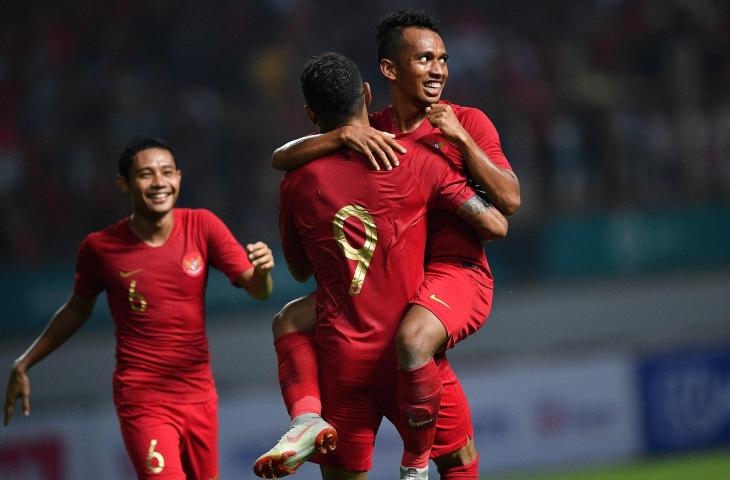 Pemain Timnas Indonesia Irfan Jaya (kanan) melakukan selebrasi usai mencetak gol ke gawang Timnas Myanmar dalam pertandingan persahabatan di Stadion Wibawa Mukti, Cikarang Timur, Kabupaten Bekasi, Jawa Barat, Rabu (10/10). Indonesia menang atas Myanmar dengan skor akhir 3-0. (ANTARA FOTO/Sigid Kurniawan)