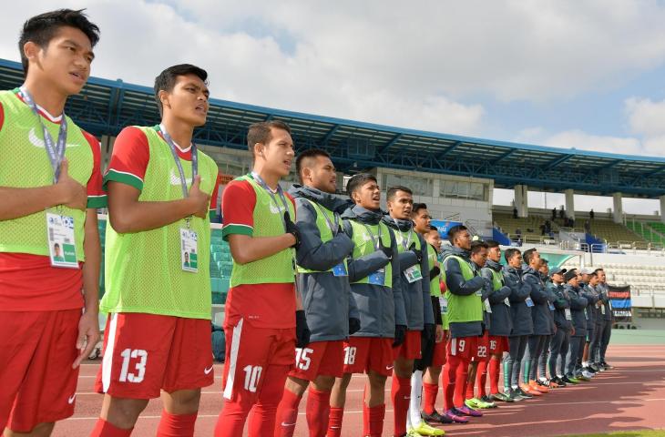 Pemain Cadangan Timnas Indonesia U-19 saat menyanyikan lagu kebangsaan Indonesia Raya sebelum melawan Malaysia di Kualifikasi Piala Asia U-18 (AFP)