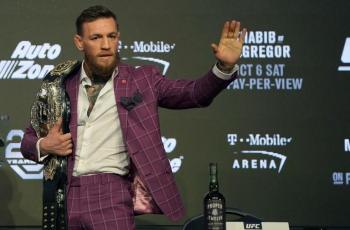 Ini Aksi Connor McGregor Lempar Bola yang Jadi Ejekan Netizen