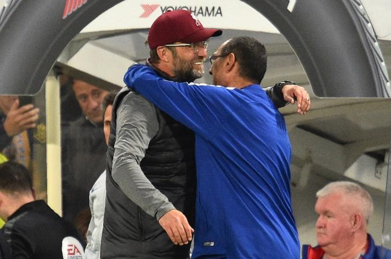 Jurgen Klopp dan Maurizio Sarri berpelukan usai laga Chelsea vs Liverpool berakhir pada 29 September 2018 (Glyn Kirk/AFP)