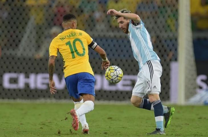 Duel Lionel Messi dan Neymar saat babak kualifikasi Piala Dunia 2018 pada 10 November 2016 (Douglas Magno/AFP)