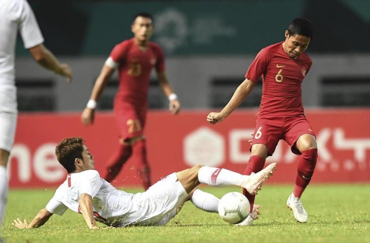 Pemain Timnas Indonesia Evan Dimas Darmono (kanan) mendapat hadangan dari pesepak bola Timnas Hong Kong Yuto Nakamura (kiri) dalam laga International Friendly Match di Stadion Wibawa Mukti, Cikarang, Bekasi, Jawa Barat, Selasa (16/10/2018). Pertandingan tersebut berakhir imbang dengan skor 1 - 1. (ANTARA FOTO/Hafidz Mubarak)