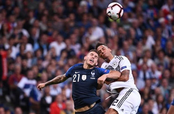 Pemain Prancis Lucas Hernanez berebut bola dengan pemain Jerman Jonathan Tah di ajang UEFA Nations League yang dihelat di Stade de France, Rabu (17/10/2018). [FRANCK FIFE / AFP]