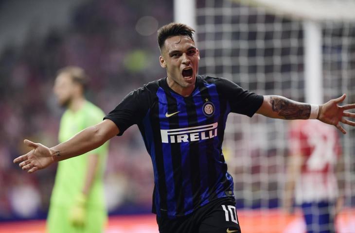 Pemain Inter Milan, Lautaro Martinez merayakan gol ke gawang Atletico Madrid pada ajang International Champions Cup di Stadion Wanda Metropolitano (11/8/2018) (AFP)