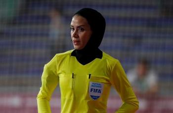 Kisah Gelareh Nazemi Mendobrak Stigma Wasit Wanita Berhijab