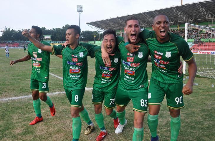 Pemain PSMS Medan Shohei Matsunaga (tengah) bersama rekan-rekannya meluapkan kegembiraan usai mencetak gol ke gawang Persela Lamongan pada laga kompetisi Liga 1 di Stadion Teladan, Medan, Sumatra Utara, Jumat (21/9). PSMS mengalahkan Persela dengan skor 3-2. (ANTARA FOTO/Septianda Perdana)