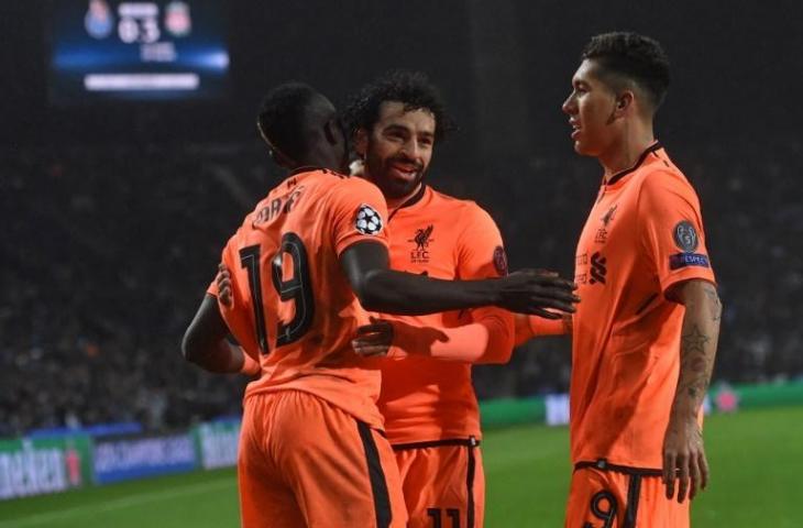 Mohamed Salah, Sadio Mane, dan Roberto Firmino merayakan gol ketiga Mane saat Liga Champions pada 14 Februari 2018 (Francisco Leong/AFP)