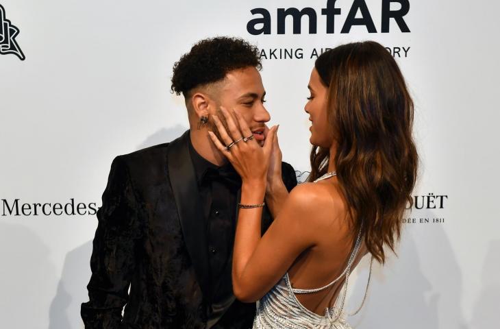 Pemain Paris Saint Germain, Neymar Junior dan kekasihnya Bruna Marquezine saat menghadiri acara American Foundation for AIDS Research (amFAR) di Sao Paulo, Brazil (13/4/2018) (AFP)