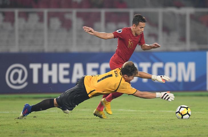 Pemain Timnas Indonesia U-19 Egy Maulana Vikri (atas) mencoba mengecoh kiper Taiwan U-19 Li Guan-Pei dalam laga Grup A Piala Asia U-19 di Stadion Utama Gelora Bung Karno, Jakarta, Kamis (18/10/2018). Indonesia menang dengan skor 3-1. (ANTARA FOTO/Akbar Nugroho Gumay)