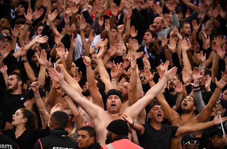 Suporter Paris Saint Germain menyanyikan lagu-lagu chant saat melawan Red Star Belgrade di Liga Champions (AFP)