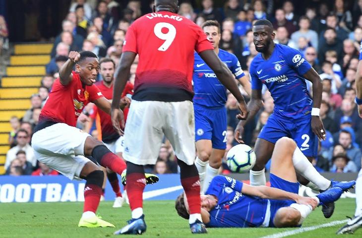 Pemain Manchester United, Anthony Martial mencetak gol ke gawang Chelsea (AFP)