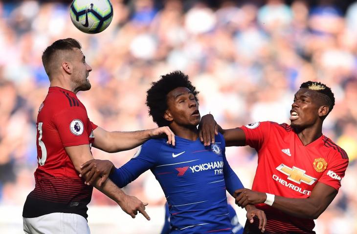 Pemain Chelsea, Willian (tengah) duel udara dengan pemain Manchester United, Luke Shaw (kiri) dan Paul Pogba (kanan) di Stadion Stamford Bridge (20/10/2018) (AFP)