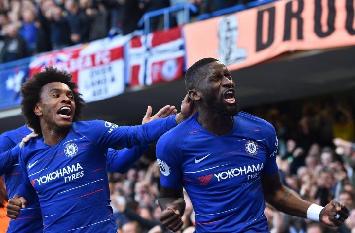 Pemain Chelsea, Antonio Rudiger (kanan) merayakan gol ke gawang Manchester United di Stadion Stamford Bridge (20/10/2018) (AFP)