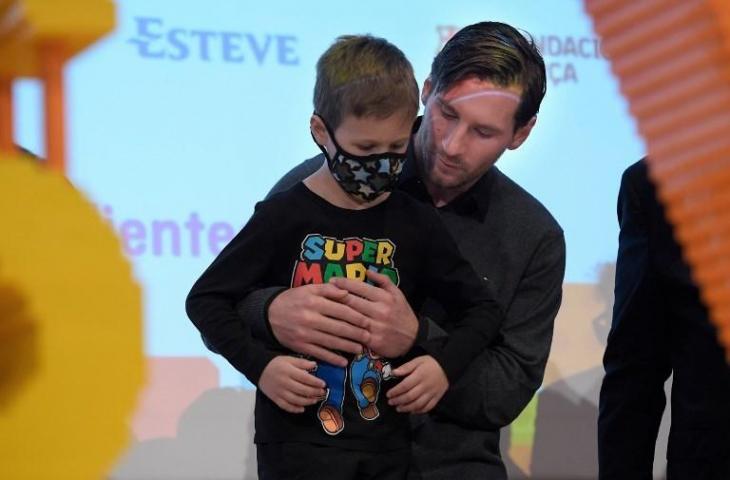 Lionel Messi saat menghadiri peletakan batu pertama pembangunan Pusat Kanker di Rumah Sakit Sant Joan de Deu pada 18 Oktober 2018 (Lluis Gene/AFP)