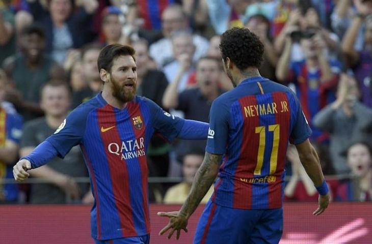 Lionel Messi merayakan golnya bersama Neymar saat melawan Villarreal pada 6 Mei 2017 (Lluis Gene/AFP)