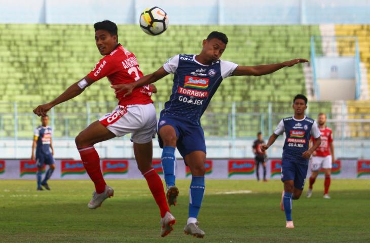 Pemain Arema FC, Rivaldi Bawuo (kanan) berebut bola di udara dengan pemain Bali United, I Made Andhika (kiri) dalam pertandingan Liga 1 di Stadion Kanjuruhan, Malang, Jawa Timur, Sabtu (20/10/2018). Arema mengalahkan Bali United dengan skor akhir 3-1. (ANTARA FOTO/Ari Bowo Sucipto)