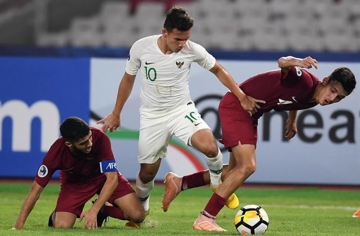 Pemain Timnas Indonesia U-19 Egy Maulana Vikri (tengah) berebut bola dengan Pemain Qatar U-19 Abdollah Ali Saei (kanan) dan Nasir Peer Baksh dalam penyisihan Grup A Piala Asia U-19 di Stadion Utama Gelora Bung Karno, Jakarta, Minggu (21/10/2018). (ANTARA FOTO/Wahyu Putro A)