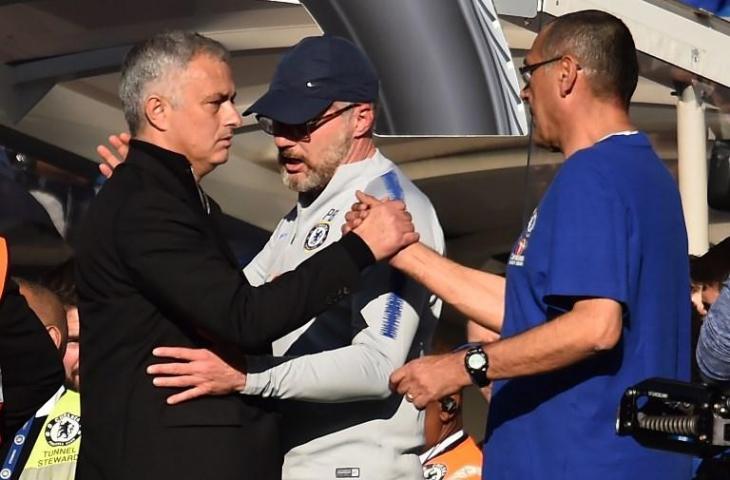 Pelatih Chelsea, Maurizo Sarri dan pelatih Manchester United, Jose Mourinho berjabat tangan setelah pertandingan berakhir (Glyn Kirk/AFP)