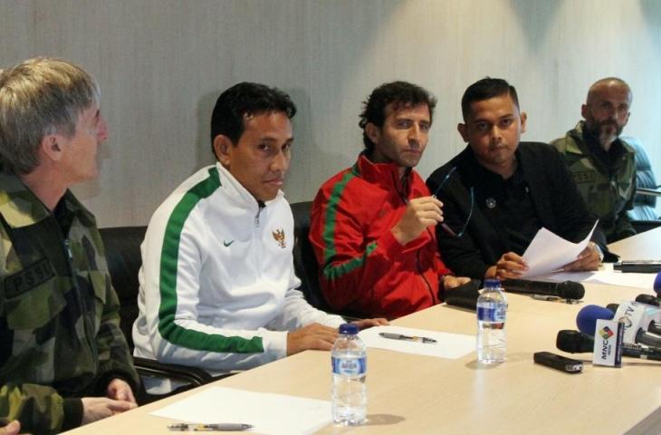 Pelatih Timnas Indonesia, Luis Milla bersama Bima Sakti dan jajaran oficial (PSSI)