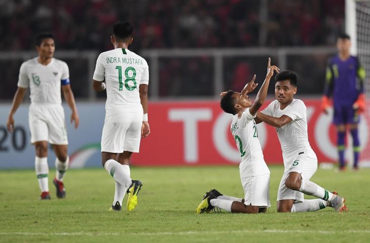 Pemain Timnas Indonesia U-19 Todd Rivaldo Ferre (kedua kanan) melakukan selebrasi seusai menjebol gawang Qatar dalam penyisihan Grup A Piala Asia U-19 di Stadion Utama Gelora Bung Karno, Jakarta, Minggu (21/10/2018). Indonesia U-19 kalah 5-6 atas Qatar. (ANTARA FOTO/Wahyu Putro A)